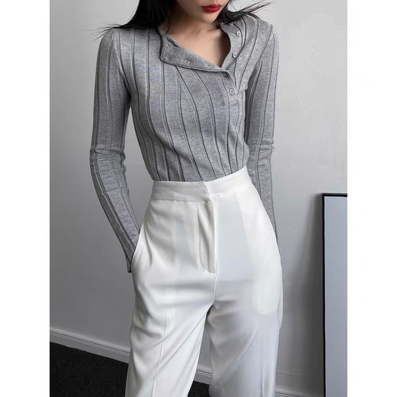 Like new grey knit top with asymmetrical buttons - Picture 1 of 2